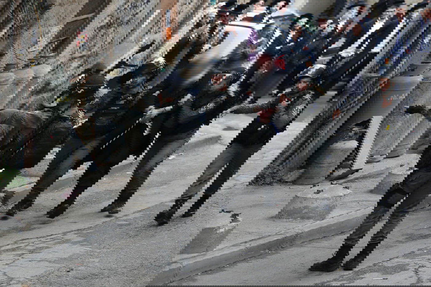 איים על השוטרים ש"יחתוך את עצמו" ונעצר • תיעוד