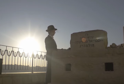 "אמשיך דרככם": מוישי הולצברג שר להוריו הי"ד