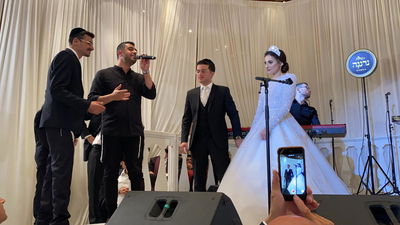 מוטי שטיינמץ, ישי ריבו ואברהם פריד בחתונה • צפו