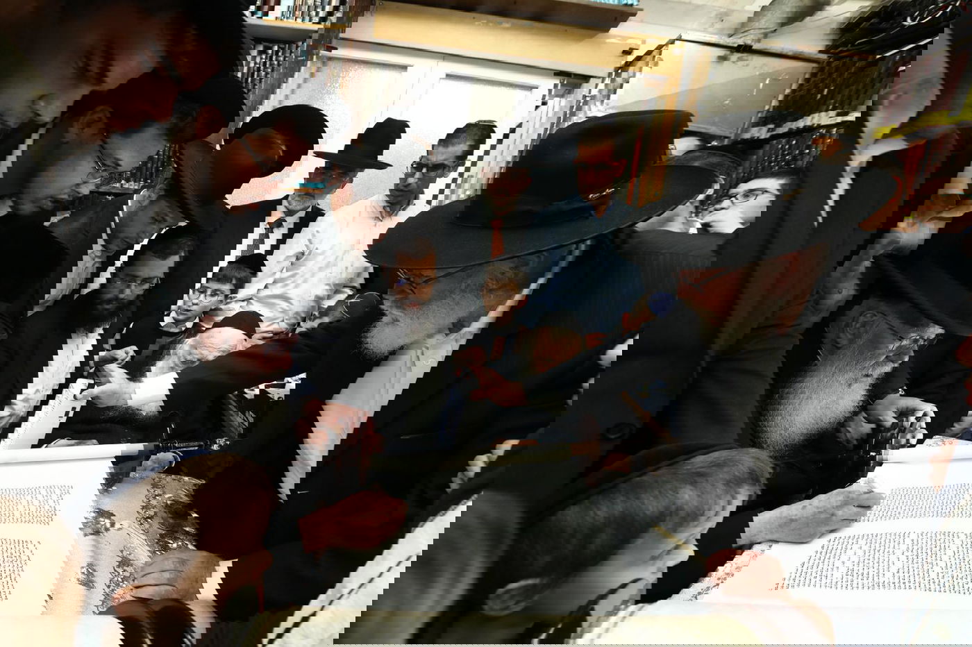 בבית וגן קיפצו בהכנסת ספר התורה, לבית הכנסת החדש • צפו