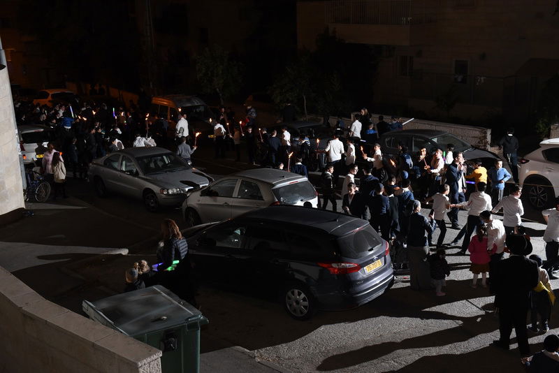 בבית וגן קיפצו בהכנסת ספר התורה, לבית הכנסת החדש • צפו