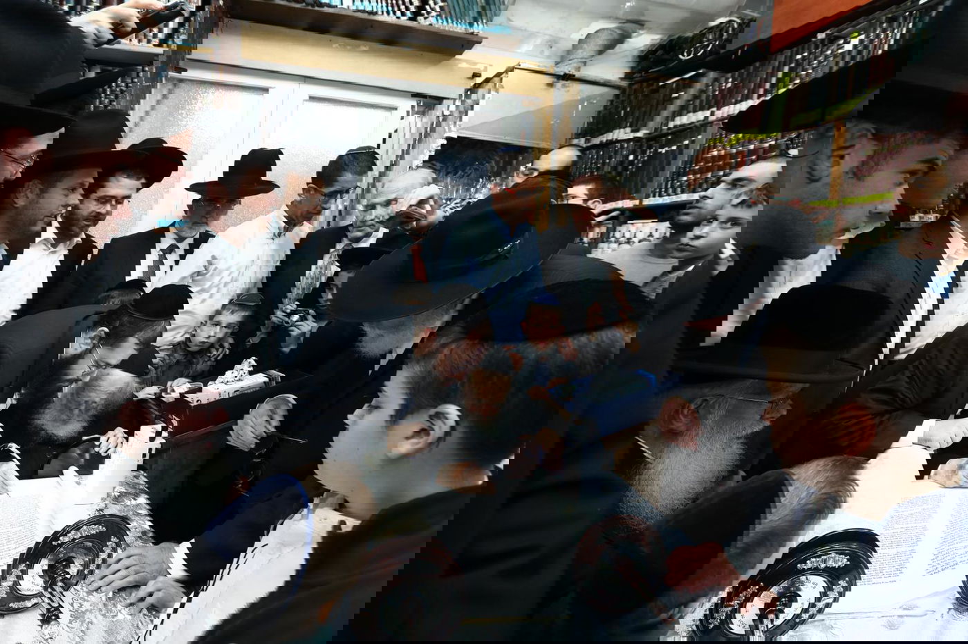 בבית וגן קיפצו בהכנסת ספר התורה, לבית הכנסת החדש • צפו