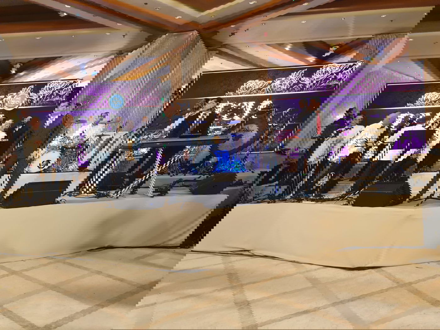 מוטי שטיינמץ, ישי ריבו ואברהם פריד בחתונה • צפו