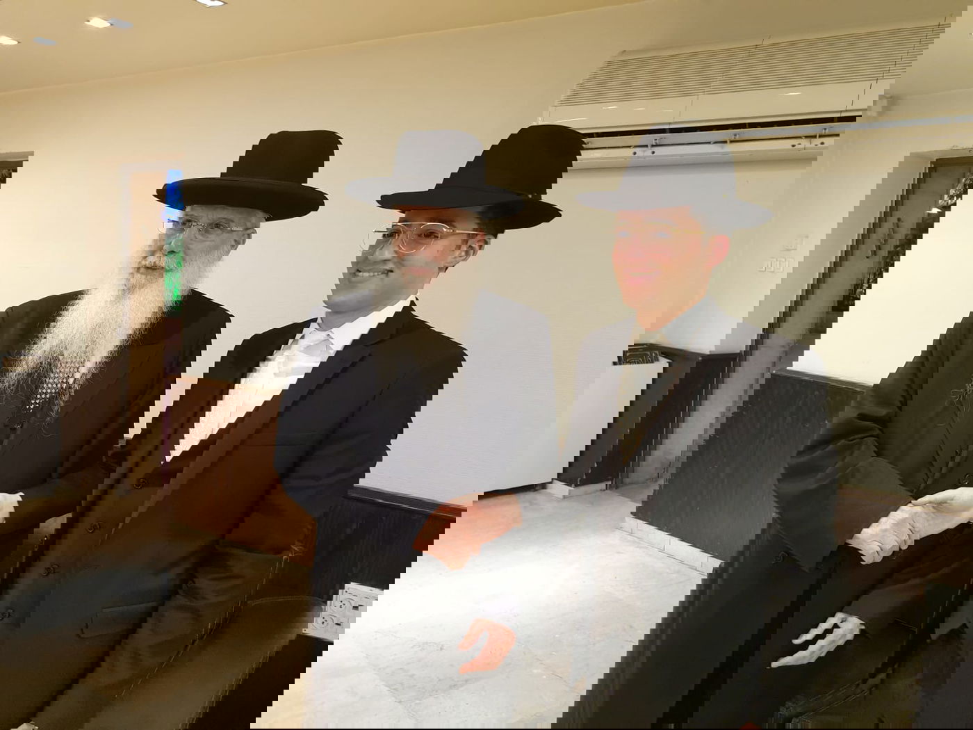 מוטי שטיינמץ, ישי ריבו ואברהם פריד בחתונה • צפו