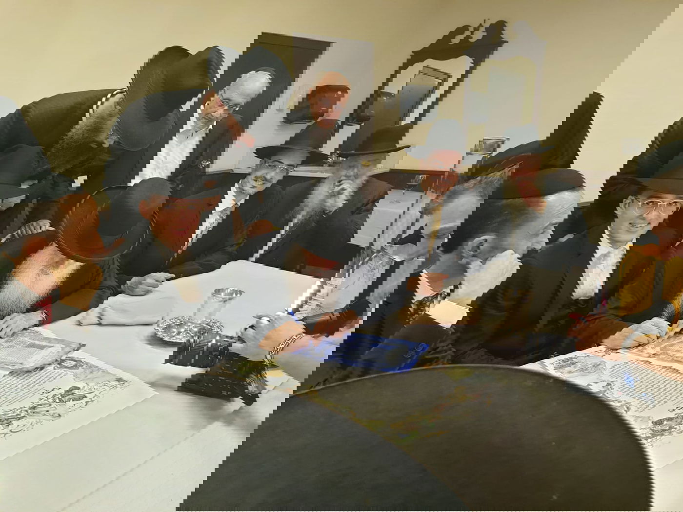 מוטי שטיינמץ, ישי ריבו ואברהם פריד בחתונה • צפו