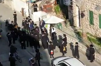 מפגין לבוש שק נתפס עם סכין לגופו ונעצר