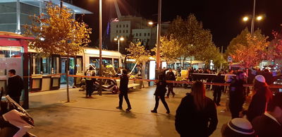 צעירה נלכדה מתחת לרכבת הקלה; מותה נקבע במקום