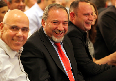 צוחק על כולם. אביגדור ליברמן