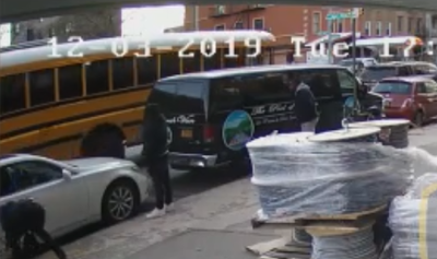 צפו: אפרו אמריקאים מיידים אבנים על אוטובוס שהסיע ילדות