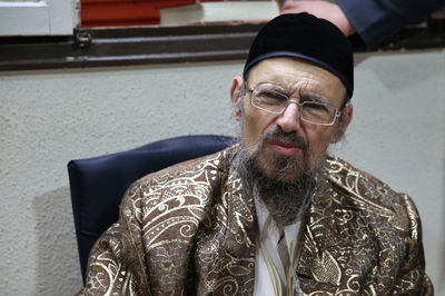 בדברים הכי מסובכים הוא שוחה כמו דג בים