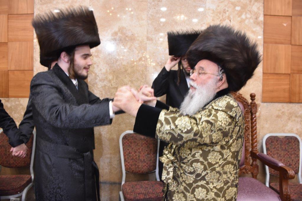 האדמו"ר ממישקולץ ונכדו החתן