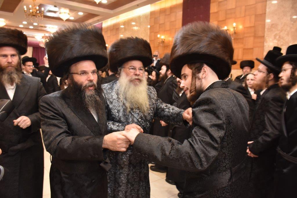 המונים בשמחת החתונה בחצרות מישקולץ - סעקלהיד