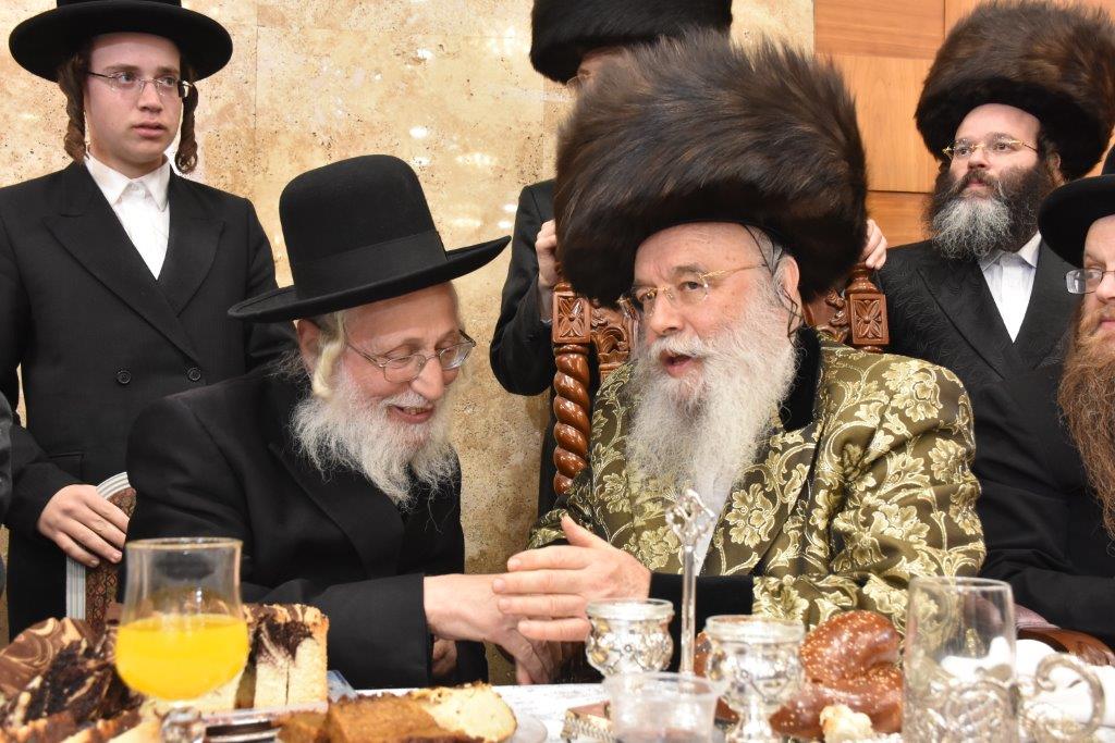 המונים בשמחת החתונה בחצרות מישקולץ - סעקלהיד