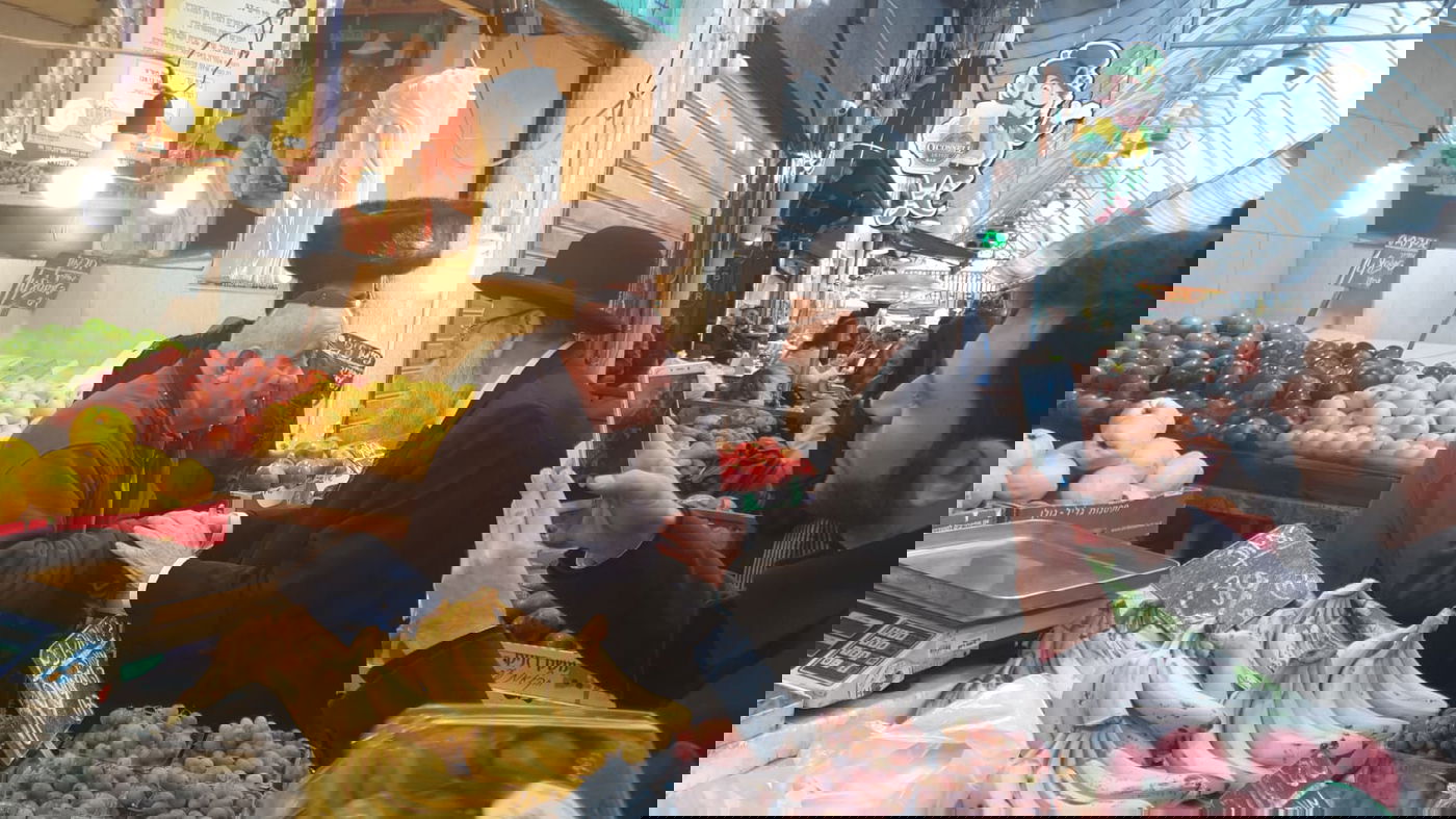 כנגד חילול שבת: רבה של ירושלים ערך סיור בשוק - בערב שבת