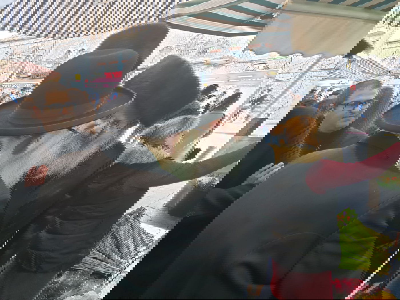 כנגד חילול שבת: רבה של ירושלים ערך סיור בשוק - בערב שבת