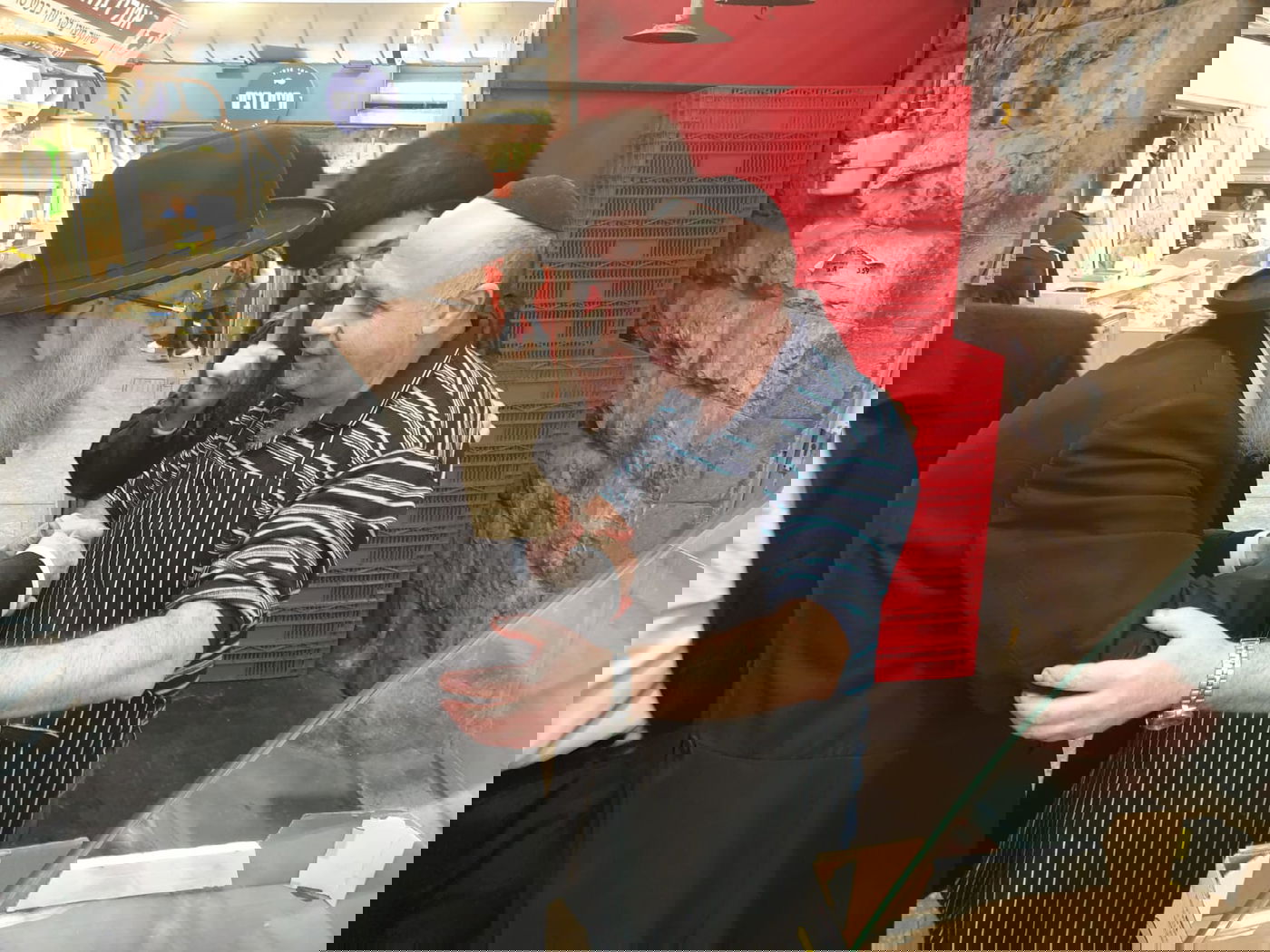 כנגד חילול שבת: רבה של ירושלים ערך סיור בשוק - בערב שבת