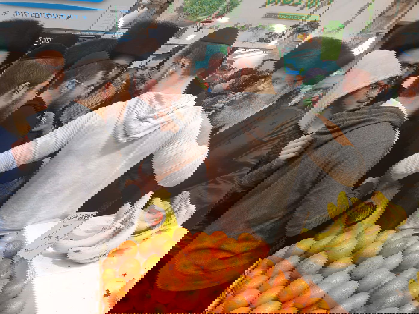 כנגד חילול שבת: רבה של ירושלים ערך סיור בשוק - בערב שבת