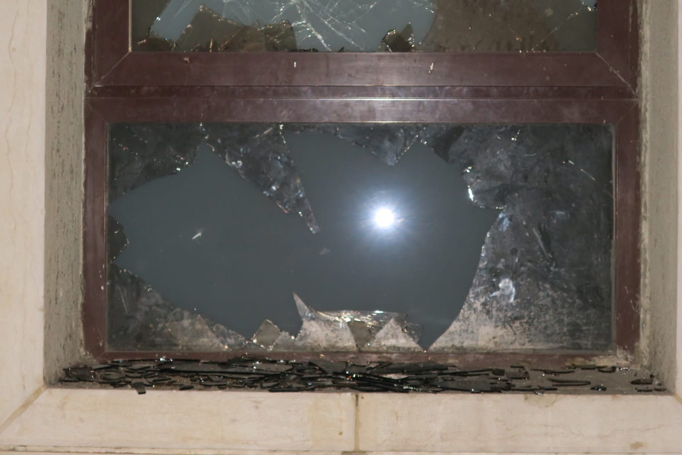 האלימות בב"ב: נערי שוליים פרצו לישיבת ויז'ניץ