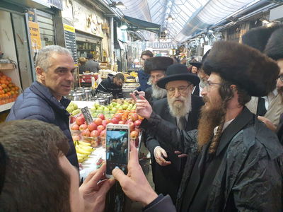 כנגד חילול שבת: רבה של ירושלים ערך סיור בשוק - בערב שבת