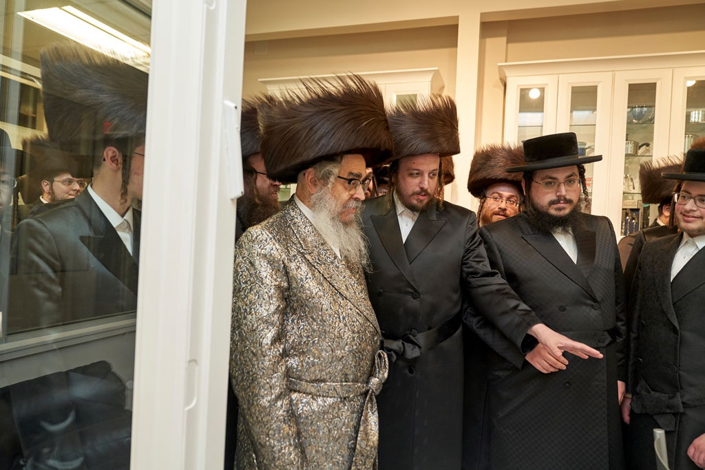 האדמו"ר מסאטמר קבע מזוזה ברשת שתוזיל עלויות החתונה