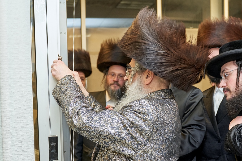 האדמו"ר מסאטמר קבע מזוזה ברשת שתוזיל עלויות החתונה