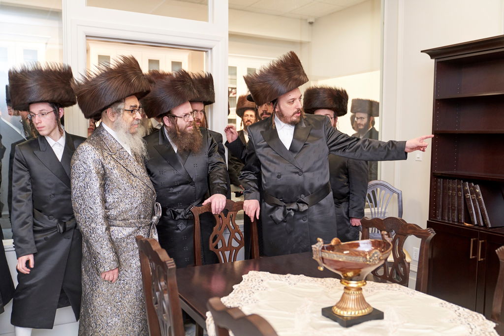 האדמו"ר מסאטמר קבע מזוזה ברשת שתוזיל עלויות החתונה