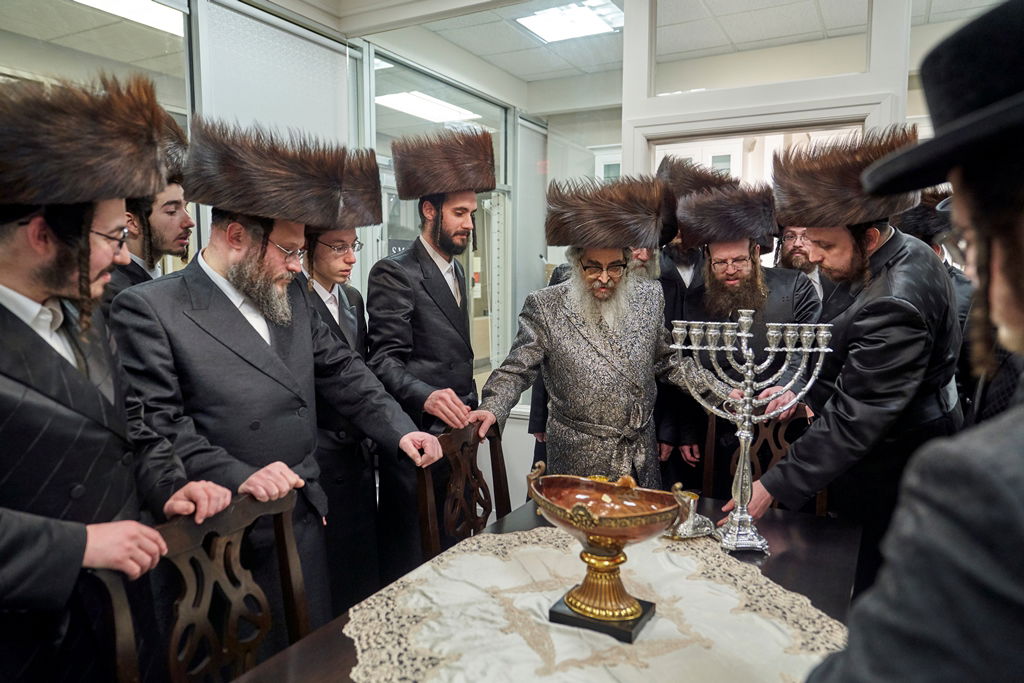 האדמו"ר מסאטמר קבע מזוזה ברשת שתוזיל עלויות החתונה