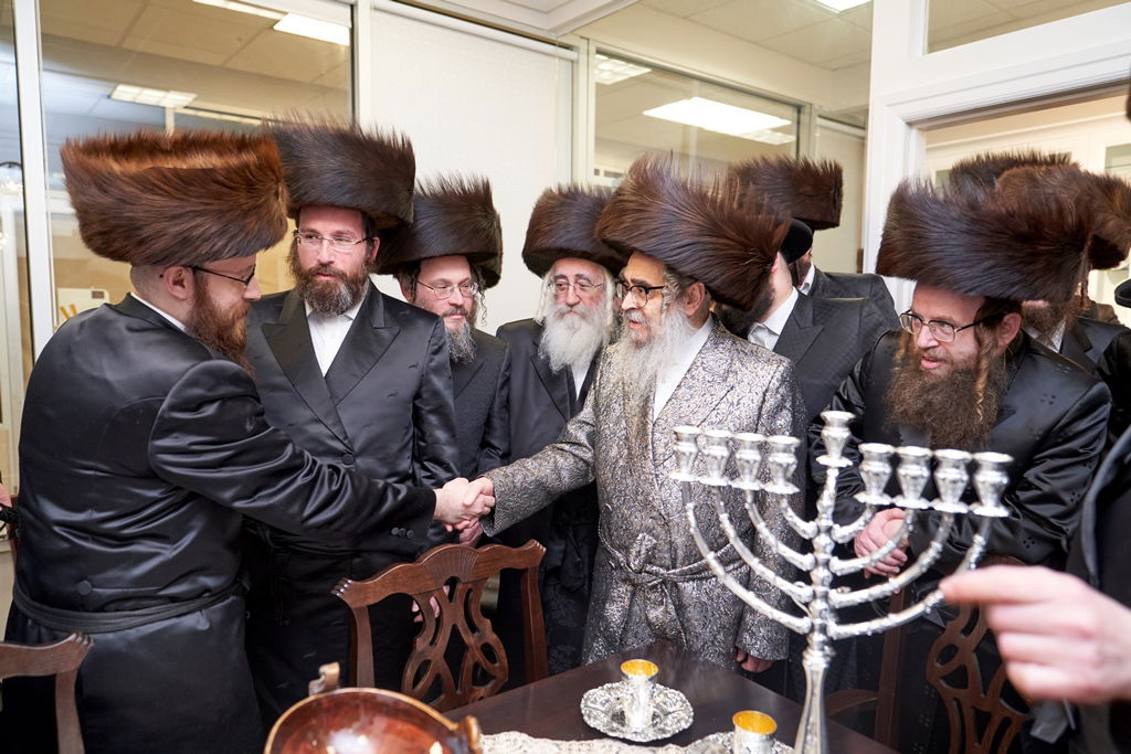 האדמו"ר מסאטמר קבע מזוזה ברשת שתוזיל עלויות החתונה