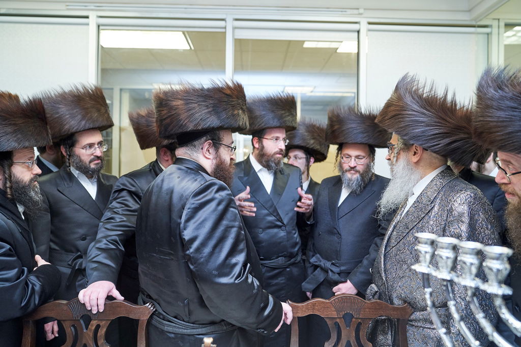 האדמו"ר מסאטמר קבע מזוזה ברשת שתוזיל עלויות החתונה