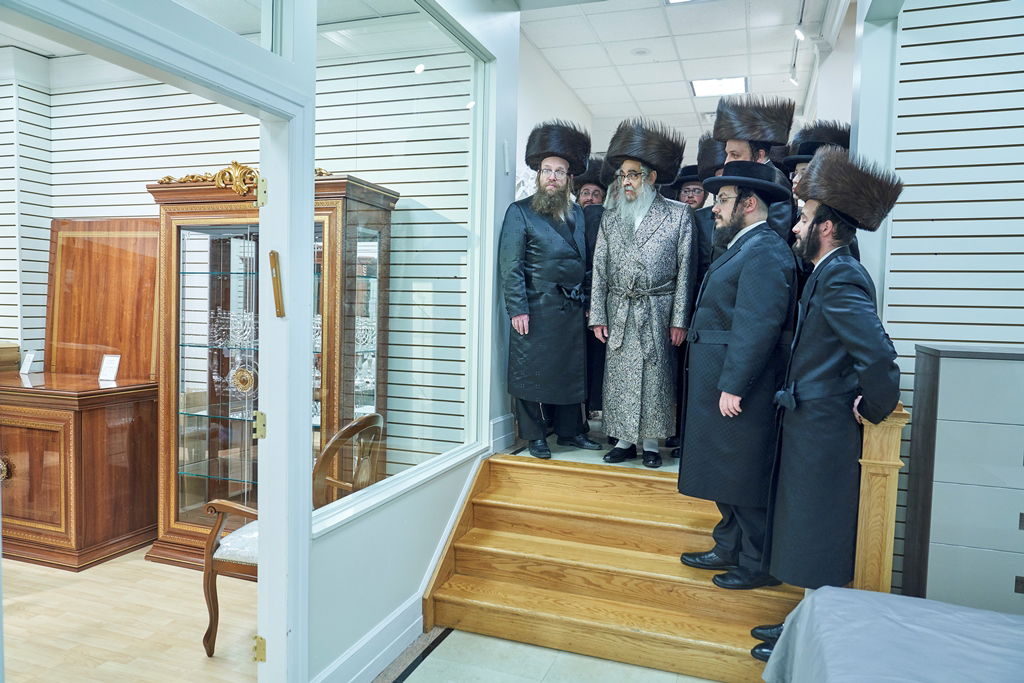 האדמו"ר מסאטמר קבע מזוזה ברשת שתוזיל עלויות החתונה