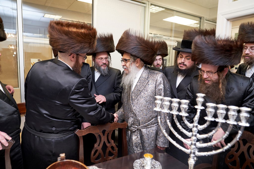 האדמו"ר מסאטמר קבע מזוזה ברשת שתוזיל עלויות החתונה