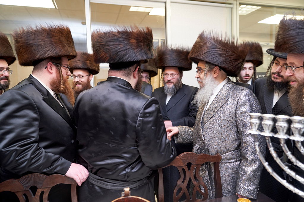 האדמו"ר מסאטמר קבע מזוזה ברשת שתוזיל עלויות החתונה