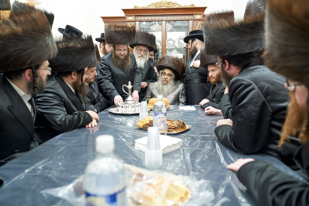 האדמו"ר מסאטמר קבע מזוזה ברשת שתוזיל עלויות החתונה