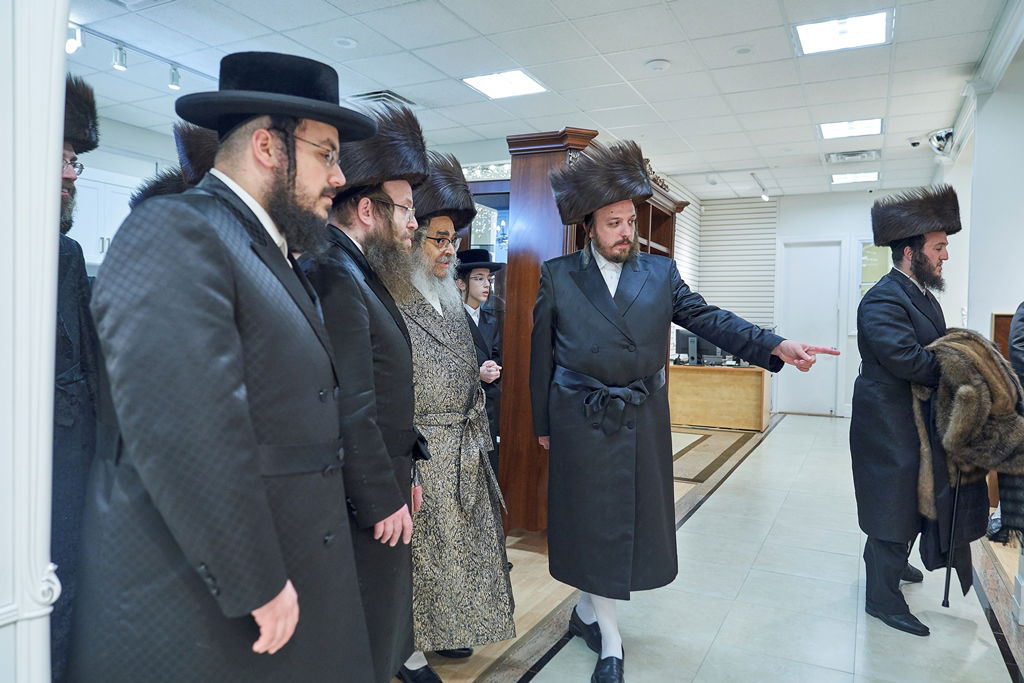 האדמו"ר מסאטמר קבע מזוזה ברשת שתוזיל עלויות החתונה