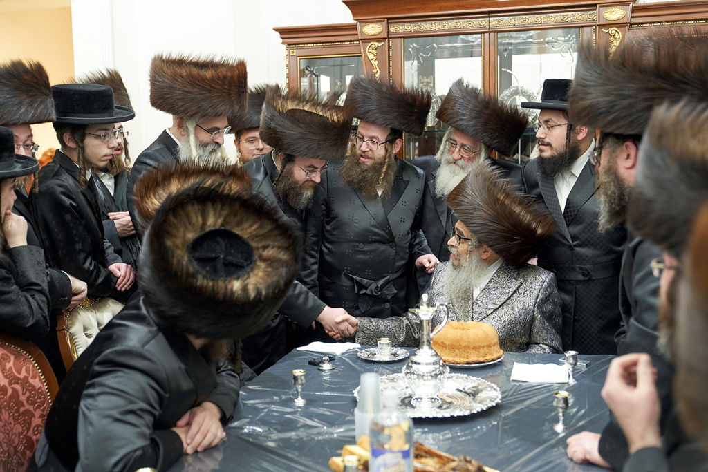 האדמו"ר מסאטמר קבע מזוזה ברשת שתוזיל עלויות החתונה