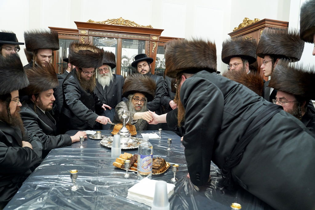 האדמו"ר מסאטמר קבע מזוזה ברשת שתוזיל עלויות החתונה