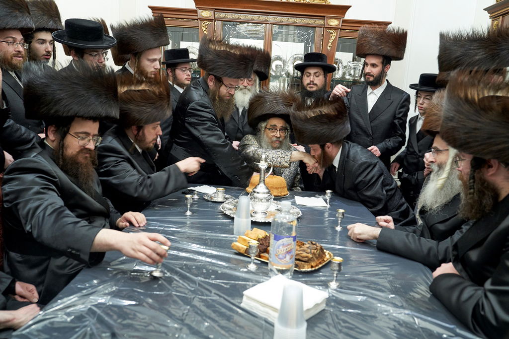 האדמו"ר מסאטמר קבע מזוזה ברשת שתוזיל עלויות החתונה