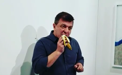 "האמן הרעב" אכל בננה בשווי 120 אלף דולר
