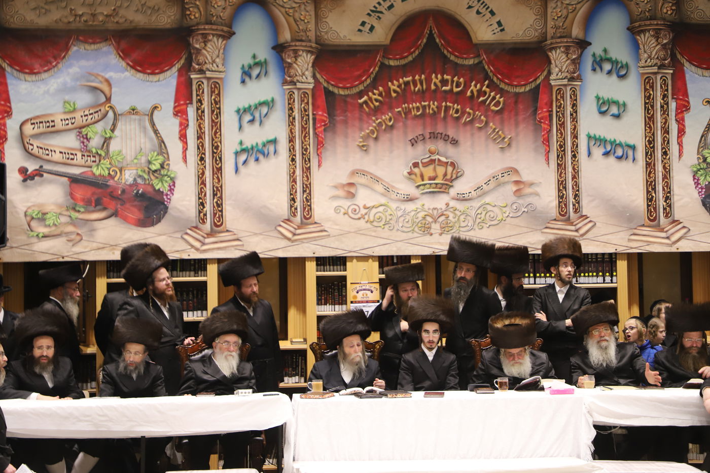 מעמד שמחת חתן וכלה לרגל נישואי נכדת האדמו"ר מערלוי. תיעוד