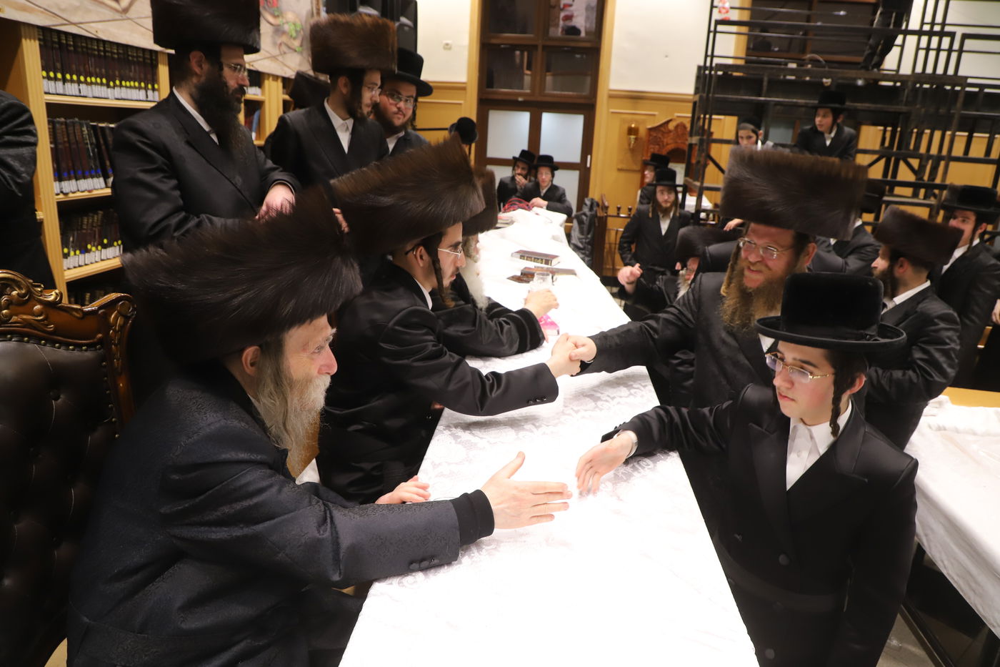 מעמד שמחת חתן וכלה לרגל נישואי נכדת האדמו"ר מערלוי. תיעוד