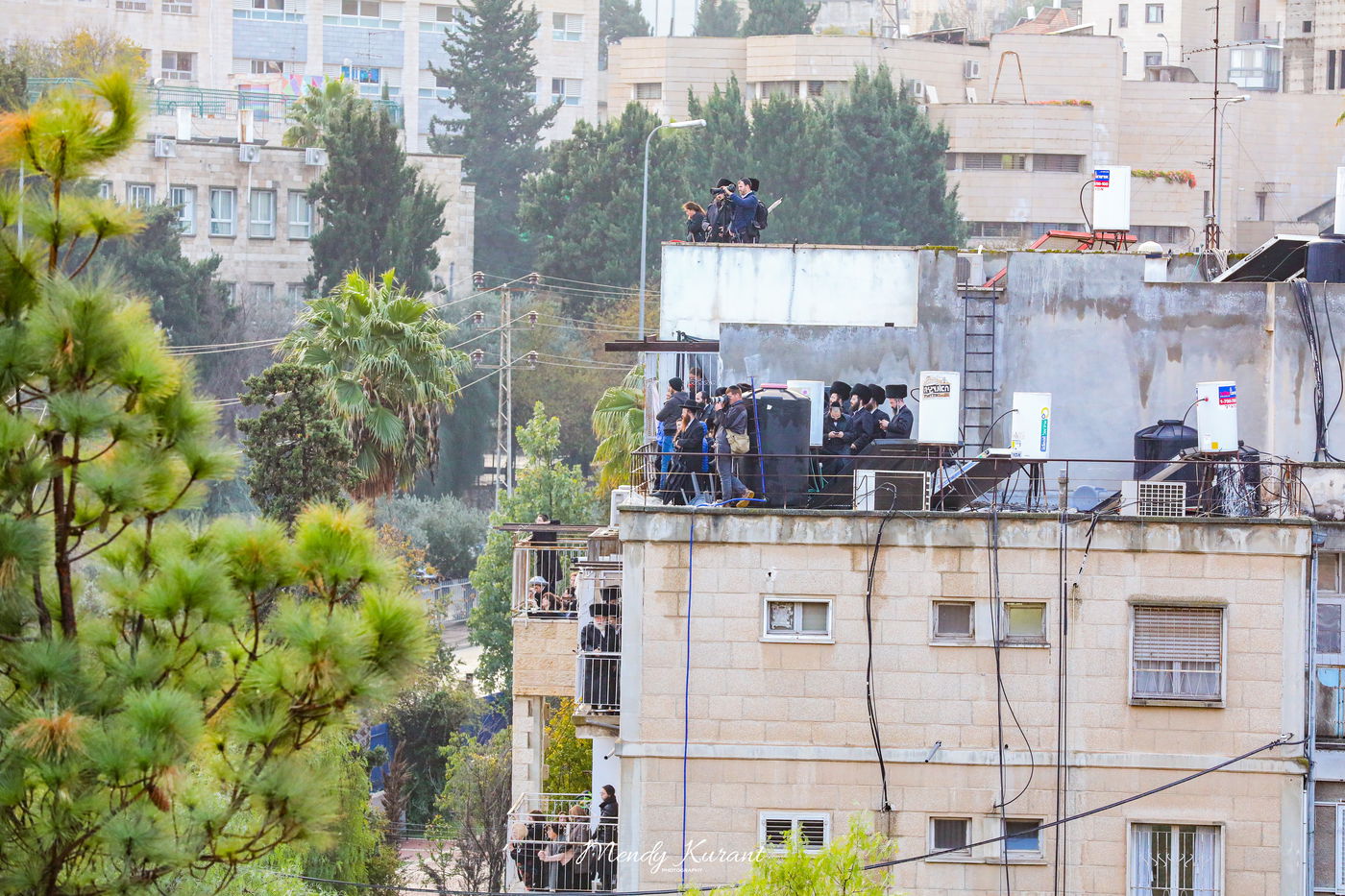 100 רגעים: החב"דניקים תיעדו את החופה בגור