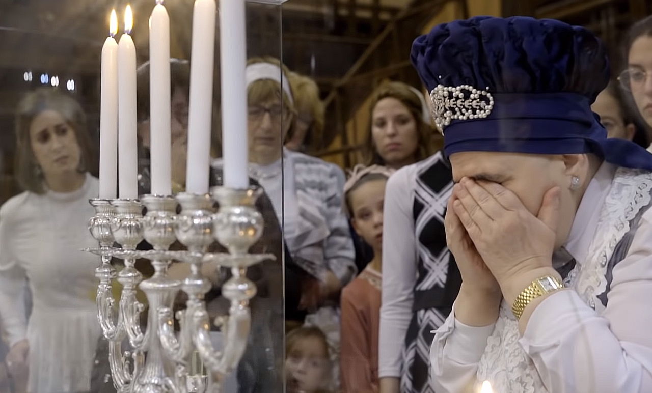 הרבנית מבעלזא בהדלקת נרות