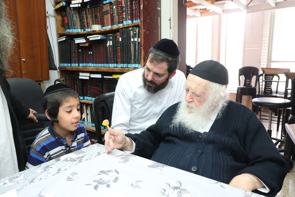 שר התורה מעודד ומנחם את אחד מיתומי הרבנית טולדנו