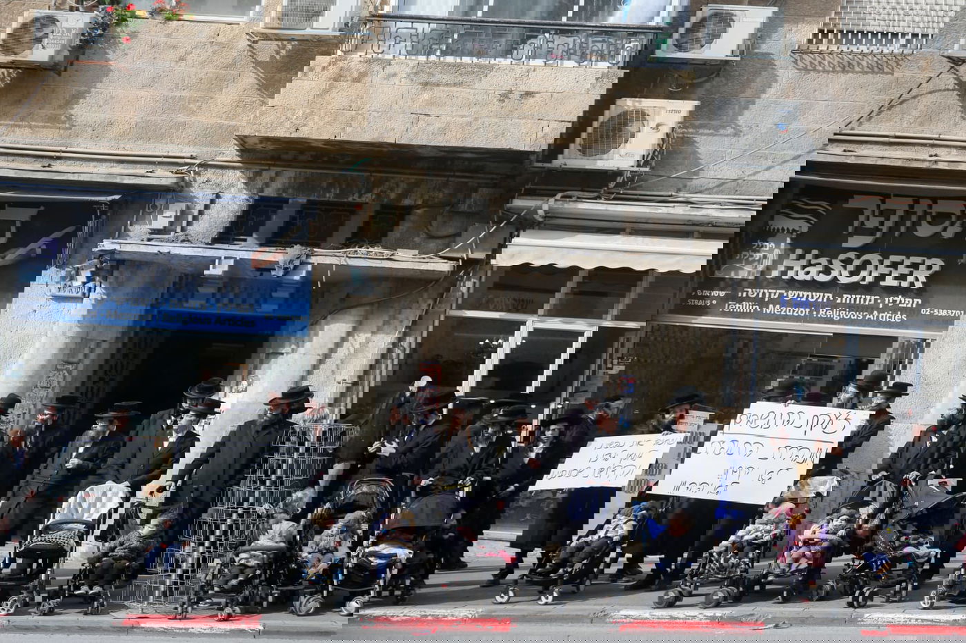 "פריצות נוראה"; הקיצוניים הפגינו עם ילדיהם הקטנים • תיעוד