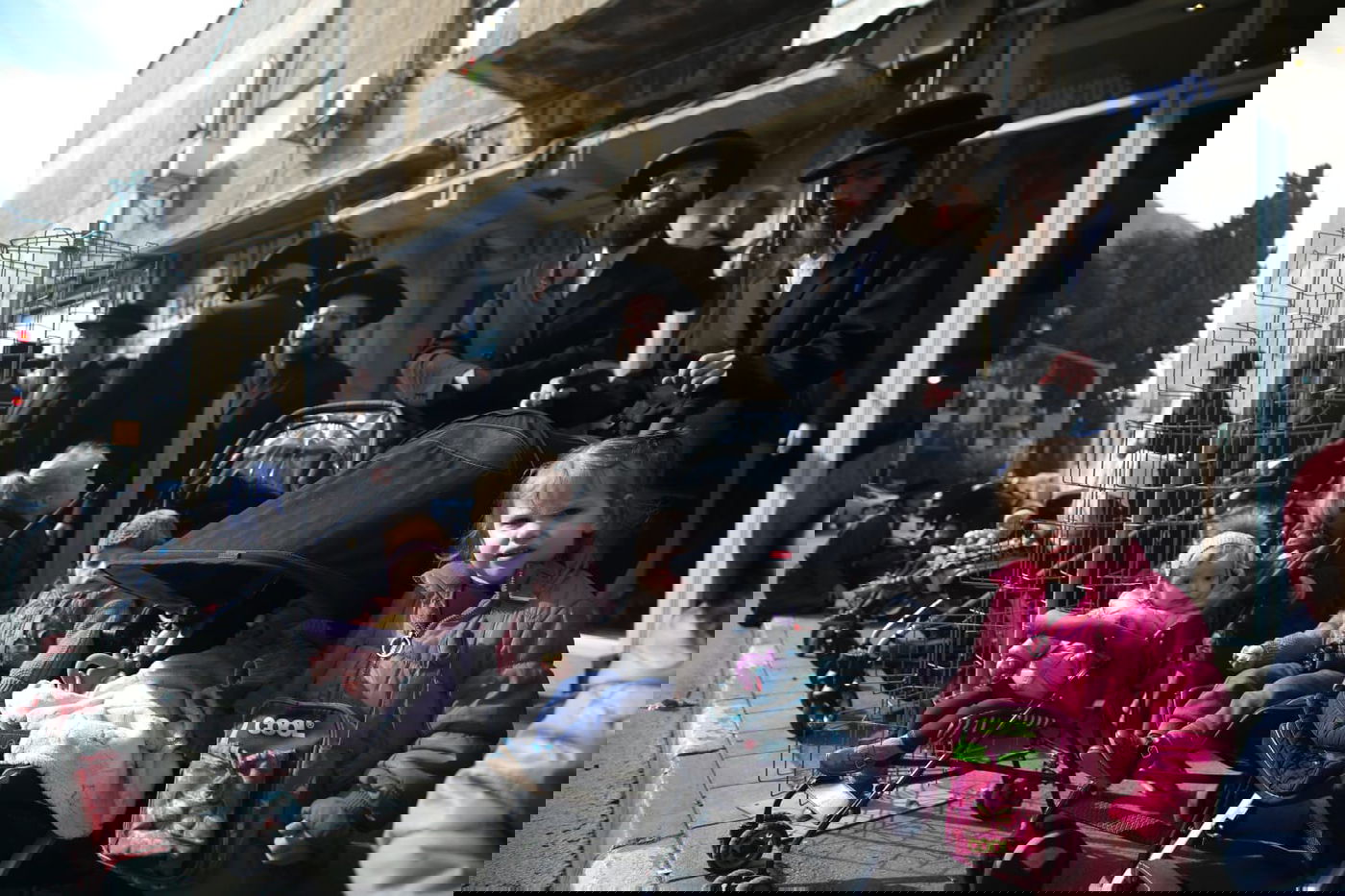 "פריצות נוראה"; הקיצוניים הפגינו עם ילדיהם הקטנים • תיעוד