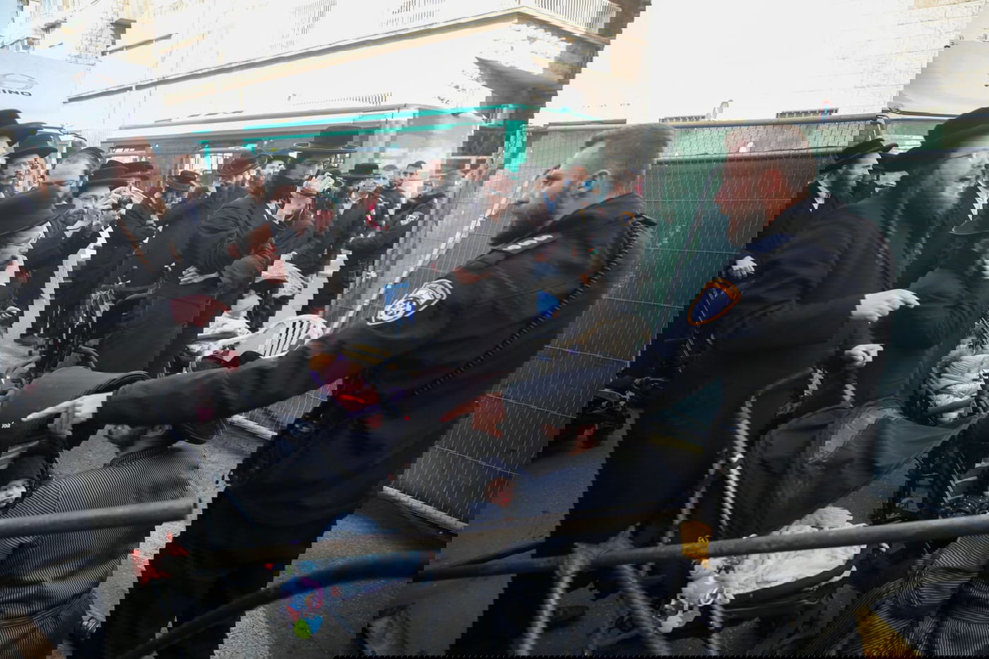 "פריצות נוראה"; הקיצוניים הפגינו עם ילדיהם הקטנים • תיעוד