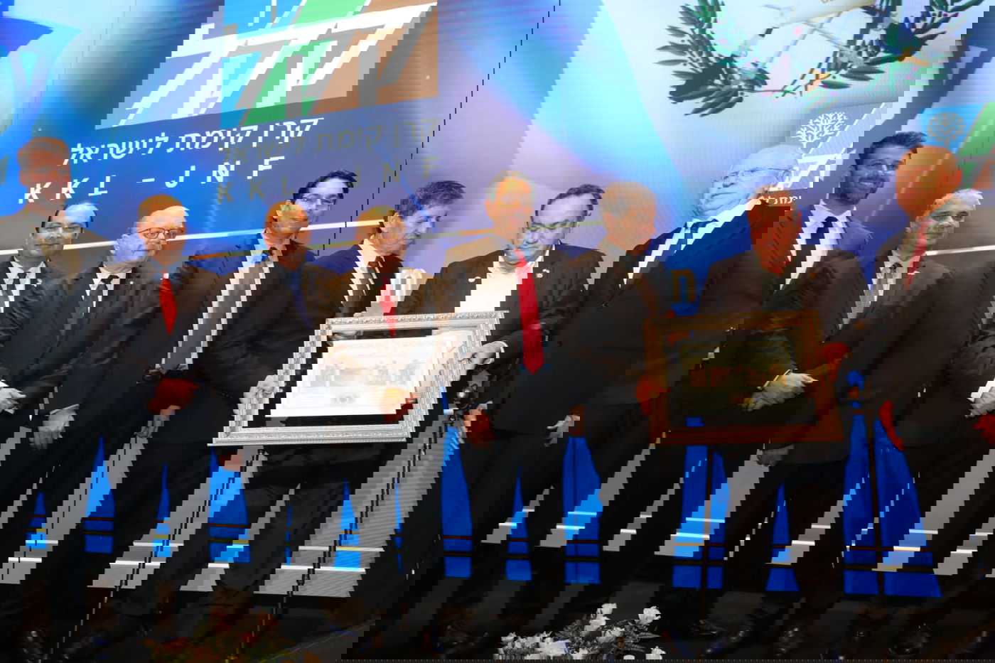 מימין לשמאל: זאב נוימן סגן יו"ר קק"ל, אלחנדרו ג'ימטאי נשיא גואטמלה הנכנס, דני עטר יו"ר קק"ל, דני דנון שגריר ישראל באו"ם, ארנן פלדמן סגן יו"ר קק"ל, מריו בוקארו שגריר גואטמל בישראל, מתי כהן שגריר ישראל בגואטמלה ומייקל אוונס