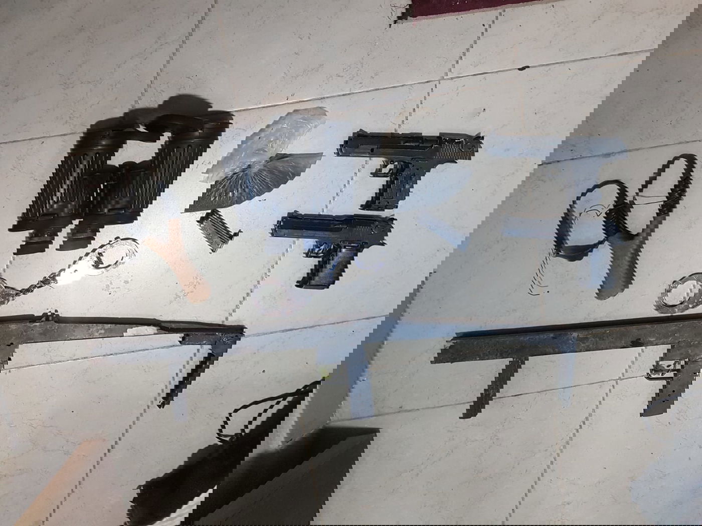 פשיטה בחלחול: רובה, 2 אקדחים ותחמושת