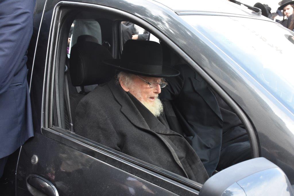 המונים בהלוויתו של הגאון רבי אריה שכטר זצ"ל