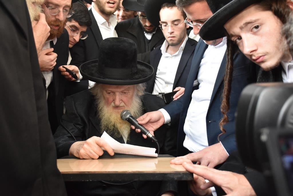 המונים בהלוויתו של הגאון רבי אריה שכטר זצ"ל